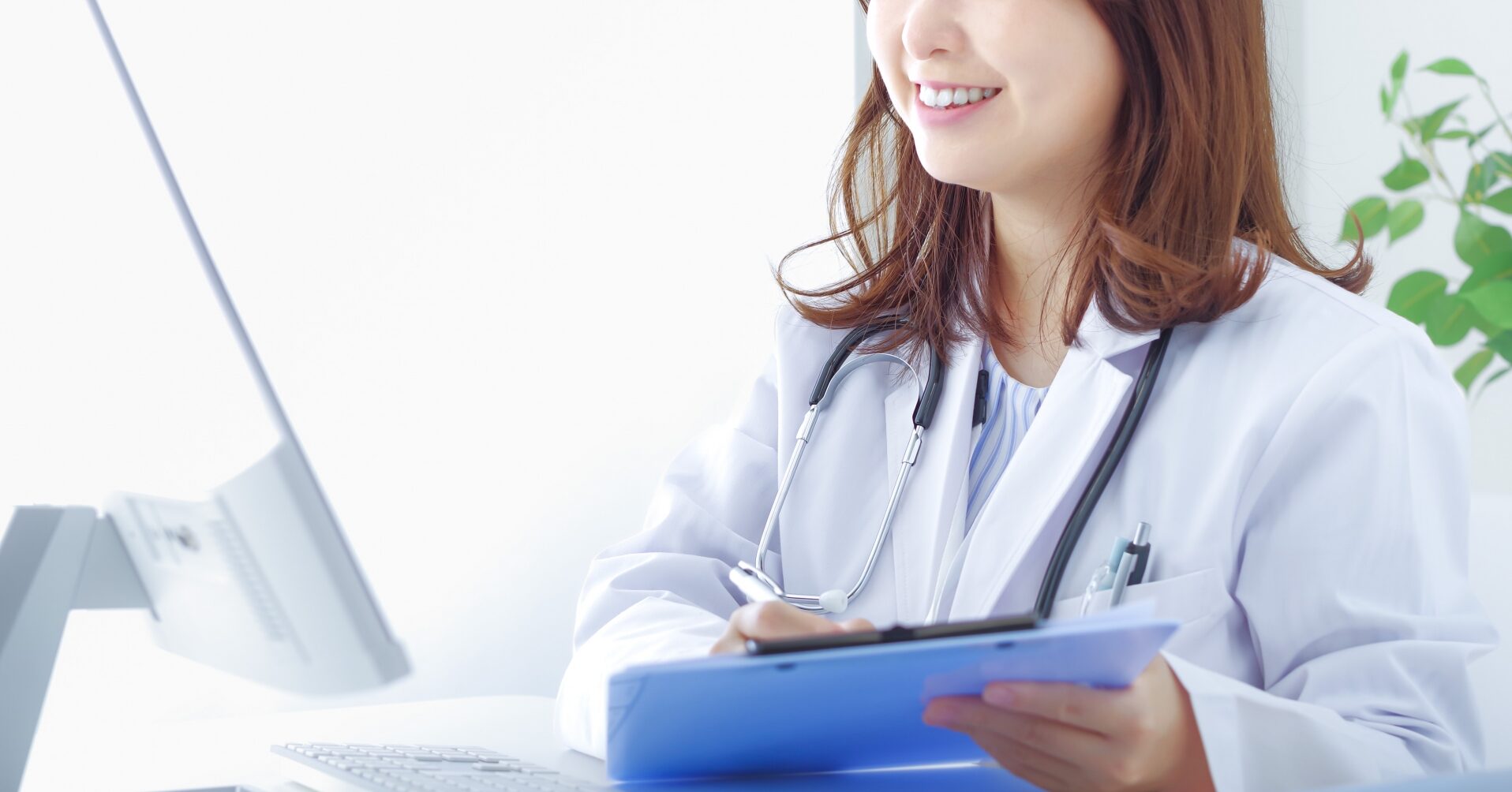 充実した表情で働く女性美容皮膚科医